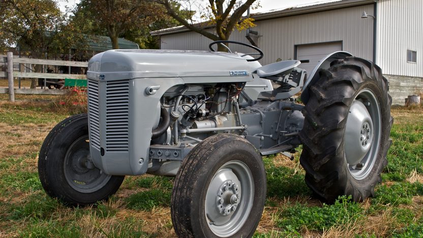 Bezighouden geweten Kangoeroe Ferguson TO-20 or Ford 9N? - Antique Tractor Blog